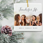 Ornamento De Cerâmica Personalizar os melhores amigos da fotografia para<br><div class="desc">Um presente para o(s) seu(s) melhor(s) amigo(s) para aniversários,  Natal ou evento especial. Texto preto: Amigos para a Vida,  escrito com um script de estilo com letra de tendência. Personalize e use sua própria foto e nomes. Um fundo branco chic.</div>