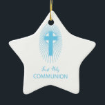 Ornamento De Cerâmica Personalize, Blue First Sagrada Comunhão<br><div class="desc">Numa Primeira Comunhão Sagrada,  um círculo rodeia o centro da cruz que representa o hospedeiro. Rays estão saindo do centro dando um sentimento alegre neste presente azul de parabéns da Primeira Comunhão,  lembrança,  doação e festa essenciais para um garoto!</div>