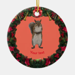 Ornamento De Cerâmica Personalize o esquilo bonitinho na coroa de Natal