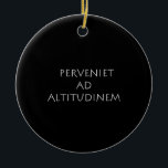 Ornamento De Cerâmica Perveniet e altitudinem<br><div class="desc">Perveniet e altitudinem. Alcance as alturas. Uma citação latina de sabedoria e filosofia que ainda é válida e verdadeira hoje.</div>