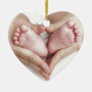 Ornamento De Cerâmica Pés do bebê nas mãos da mãe
