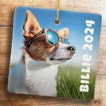 Ornamento De Cerâmica Pet dog cat<br><div class="desc">Ornamento de fotos com a foto personalizada de seu animal de estimação com o nome do animal em uma fonte divertida,  como uma sobreposição de texto branca,  organizada verticalmente no lado direito.</div>