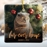 Ornamento De Cerâmica Pet Photo First Christmas Forever Home Copper<br><div class="desc">Celebre o primeiro Natal do seu animal de estimação em sua nova casa com este lindo ornamento moderno de manutenção. O texto diz "Primeiro Natal na minha casa de quatro em cada vez", com as palavras "uma casa de quatro em cada vez" em um elegante roteiro de folha de papel...</div>