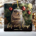Ornamento De Cerâmica Pet Photo First Christmas Forever Home Dourado Scr<br><div class="desc">Celebre o primeiro Natal do seu animal de estimação em sua nova casa com este lindo ornamento moderno de manutenção. O texto diz "Primeiro Natal na minha casa de quatro em cada vez", com as palavras "uma casa de quatro em cada vez" em um roteiro elegante de folha de papel...</div>