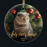 Ornamento De Cerâmica Pet Photo First Christmas Forever Home Dourado Scr<br><div class="desc">Comemore o primeiro Natal do seu animal de estimação em sua nova casa com este belo ornamento moderno do keepsasasasaame. O texto diz "Primeiro Natal na minha casa de quatro em cada vez", com as palavras "uma casa de quatro em cada vez" em um roteiro elegante de folha de papel...</div>