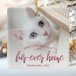 Ornamento De Cerâmica Pet Photo First Christmas Forever Home Pink<br><div class="desc">Comemore o primeiro Natal do seu animal de estimação em sua nova casa com este lindo ornamento moderno de keepsasasasaes. O texto lê "Primeiro Natal na minha casa de pele de sempre", com as palavras "casa de pele de sempre" em elegante roteiro de folha de papel rosa. Substitua a imagem...</div>