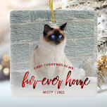 Ornamento De Cerâmica Pet Photo First Christmas Forever Home Red<br><div class="desc">Comemore o primeiro Natal do seu animal de estimação em sua nova casa com este belo ornamento moderno do keepsasasasaame. O texto lê "Primeiro Natal na minha casa de quatro em cada vez", com as palavras "casa de quatro em cada vez" em elegante e vermelho falso roteiro. Substitua a imagem...</div>