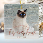 Ornamento De Cerâmica Pet Photo First Christmas Forever Home Rosa Dourad<br><div class="desc">Comemore o primeiro Natal do seu animal de estimação em sua nova casa com este belo ornamento moderno do keepsasasasaame. O texto diz "Primeiro Natal na minha casa de pele de sempre", com as palavras "casa de pele de sempre" em elegante roteiro de folha de ouro rosa. Substitua a imagem...</div>