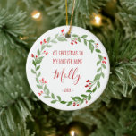 Ornamento De Cerâmica Pet Photo First Christmas Wreath Red Text<br><div class="desc">Celebre o primeiro Natal do seu animal de estimação em sua nova casa para sempre com este ornamento de keepsasasasaame, com uma coroa d'água em volta das palavras "Natal de 1rua em Minha Casa para Sempre", juntamente com o nome do seu animal de estimação e o ano em letras brancas...</div>