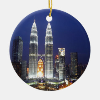Ornamento De Cerâmica Petronas Towers iluminadas à noite em Kuala Lumpur