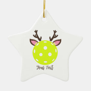 Ornamento De Cerâmica Pickleball com Rena Antlers. Engraçado Pickleball