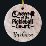 Ornamento De Cerâmica PIckleball Gal Queen da Corte<br><div class="desc">Sim, há uma rainha do campo de picleball em sua vida que realmente apreciaria este Enfeites de natal divertido como presente. Sim — Rainha do Tribunal de Pickleball com muito brilho e brilho com um fundo de ouro rosa e personalizada com seu nome. Qualquer pergunta sobre design, envie um e-mail...</div>