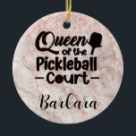 Ornamento De Cerâmica PIckleball Gal Queen da Corte<br><div class="desc">Sim, há uma rainha do campo de picleball em sua vida que realmente apreciaria este Enfeites de natal divertido como presente. Sim — Rainha do Tribunal de Pickleball com muito brilho e brilho com um fundo de ouro rosa e personalizada com seu nome. Qualquer pergunta sobre design, envie um e-mail...</div>
