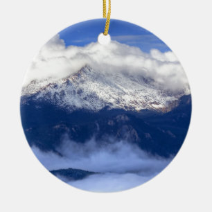 Ornamento De Cerâmica Pico dos piques com queda de neve e as nuvens