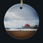 Ornamento De Cerâmica Pier de Huntington Beach, CA<br><div class="desc">Uma manhã de inverno tempestuosa em Huntington Beach,  sul da Califórnia. Vista do Ruby's Diner no final do pier,  a sombra da Ilha Catalina à distância,  & grandes ondas que tornam este um local popular de surfe.</div>