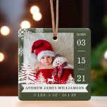 Ornamento De Cerâmica Pine Tree & Snow Baby Birds Stats & Photos Red<br><div class="desc">Novo Enfeites de natal de fotografia de natalidade. O design apresenta duas fotos, uma na frente e outra atrás. Mostre a foto do seu novo bebê. A data de nascimento é mostrada ao longo do lado e o nome do bebê e os números de nascimento ao longo do fundo. Um...</div>
