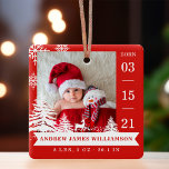 Ornamento De Cerâmica Pine Tree & Snow Baby Birds Stats & Photos Red<br><div class="desc">Novo Enfeites de natal de fotografia de natalidade. O design apresenta duas fotos, uma na frente e outra atrás. Mostre a foto do seu novo bebê. A data de nascimento é mostrada ao longo do lado e o nome do bebê e os números de nascimento ao longo do fundo. Um...</div>