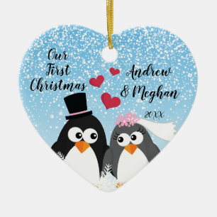 Ornamento De Cerâmica Pinguins bonitos do noivo da noiva nosso primeiro