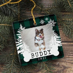 Ornamento De Cerâmica Pinheiros Rústicos Xadrezes Verdes - Foto de Anima<br><div class="desc">Fazenda rustica, árvores de Natal frescas, ornamento de manutenção de fotos. O ornamento pode ser personalizado com o nome do animal de estimação, o ano e a foto. fundo verde de xadrez de pranchas de xadrez com pinheiros rústicos e flocos de neve. O nome do animal de estimação aparece num...</div>