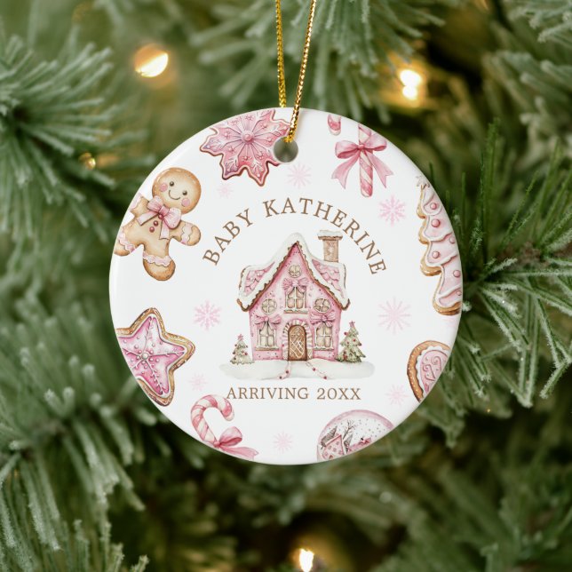 Ornamento De Cerâmica Pink Christmas Gingerbread Cookie Baby Arriving (Árvore)