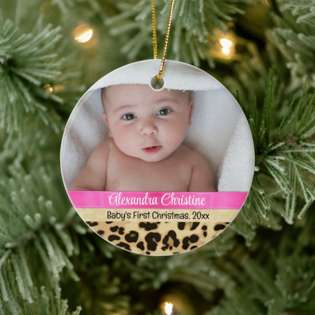 Ornamento De Cerâmica Pink Leopard Girl Baby First Christmas Photo (Árvore)