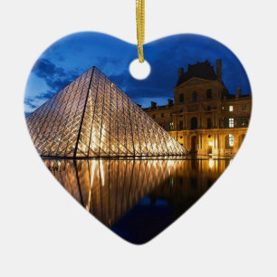 Ornamento De Cerâmica Pirâmide no museu do Louvre, Paris, France