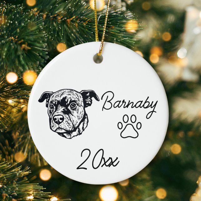 Ornamento De Cerâmica Pit Bull Terrier Cachorro Arte de Linha Nome Perso (Pit bull terrier Dog Custom Name and Year Ornament with Paw Print. Black and White Line Art Modern)