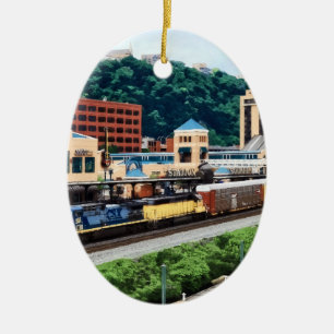 Ornamento De Cerâmica Pittsburgh PA - Comboio Pelos Quadrados Da Estaç