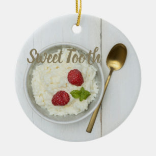 Ornamento De Cerâmica Podim de arroz doce com framboesas sobremesa