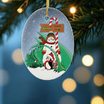 Ornamento De Cerâmica Polo Norte Snowman Dragon Penguin Natal<br><div class="desc">Um pinguim bonito está dando a um dragão verde um presente de Natal no polo norte. Um boneco de neve com canas canas do Polo Norte em um pano de fundo</div>