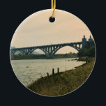Ornamento De Cerâmica Ponte Patterson, Dourada Beach, Oregon<br><div class="desc">Uma bela vista da Ponte Patterson enquanto caminhava pela Trilha do Rio Rogue em Dourada Beach, Oregon. Esta ponte foi completada em 1932 e dedicada à memória de um Governador de Oregon Isaac Lee Patterson. É uma ponte de arco concreto que atravessa o rio Rogue, e é por isso que...</div>