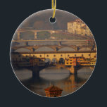 Ornamento De Cerâmica Ponte Vecchio e Pontes de Florença, Itália<br><div class="desc">Florença, Itália (ou Firenze, Itália) é uma cidade incrível que parece que todo o centro histórico é um cheio de museu a céu aberto de arquitetura atordoante, estátuas, fontes, piazzas e pinturas. Esta fotografia apresenta uma bela vista do rio Arno, atravessado por várias pontes, incluindo a famosa Ponte Vecchio (que...</div>