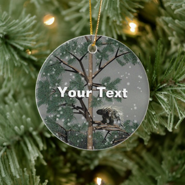 Ornamento De Cerâmica Porcupina Numa Árvore De Pinheiros (Árvore)