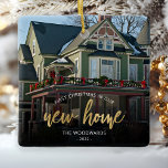 Ornamento De Cerâmica Praça de Fotografias do Novo Script Dourado Home d<br><div class="desc">Comemore o seu primeiro Natal em sua nova casa com este lindo ornamento moderno de keepape. O texto diz "Primeiro Natal em nossa nova casa", com as palavras "nova casa" em elegante manuscrito em folha de papel falso em ouro. Substitua a imagem de exemplo por uma foto da sua nova...</div>