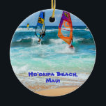 Ornamento De Cerâmica Praia Ho'okipa e pranchas Maui<br><div class="desc">A famosa praia mundial de navegação eólica na margem norte de Maui,  de um lado. E a famosa cerca de surfboard. Altere a data do ano para o ano de sua escolha.</div>