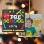 Ornamento De Cerâmica Preschool Keepsaet Foto Colorida do Quadro Colorid<br><div class="desc">O design de ornamento pré-escolar apresenta uma maçã, uma régua, giz e uma tipografia divertida e colorida! Clique no botão personalizar para obter mais opções para modificar o texto! Variações deste design, cores adicionais, além de coordenar produtos estão disponíveis em nosso compro, zazzle.com/store/doodlelulu. Entre em contato conosco se precisar deste...</div>