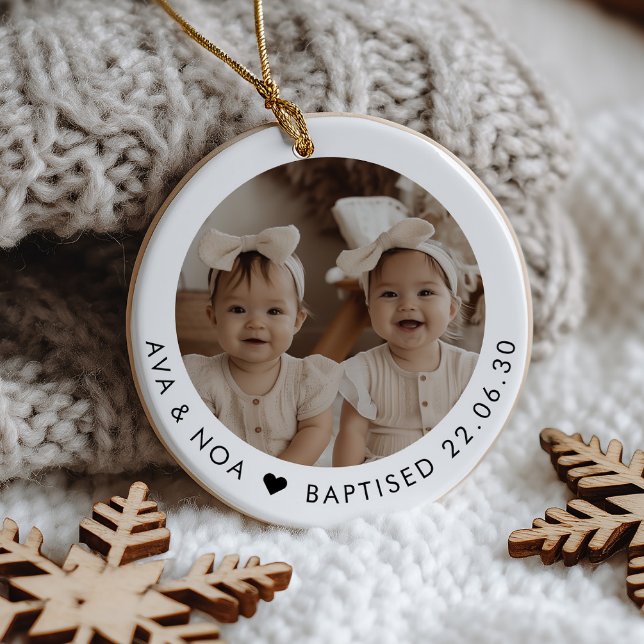Ornamento De Cerâmica Presente de Foto do Batismo de Gêmeas (Zazzle Girl Twins Baptism Photo Keepsake Ceramic Ornament)