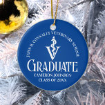 Ornamento De Cerâmica Presente de Graduação da Escola Veterinária Azul P<br><div class="desc">Este moderno Enfeites de natal de graduação em Medicina Veterinária Azul e Costumada, apresenta o nome do formando da faculdade em elegante roteiro branco para a classe de 2024 e sua foto no verso. Personalize com a sua universidade sob o veterinário caduceus para um presente de graduação comemorativa de excelente...</div>