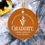 Ornamento De Cerâmica Presente de Graduação da Escola Veterinária Laranj<br><div class="desc">Este moderno Enfeites de natal de graduação de medicina veterinária laranja personalizada apresenta o nome do formando da faculdade em elegante roteiro branco para a classe de 2024 e sua foto no verso. Personalize com a sua universidade sob o veterinário caduceus para um presente de graduação comemorativa de excelente para...</div>
