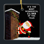 Ornamento De Cerâmica presente personalizado de escalada<br><div class="desc">Guarda criativa para o seu escalador de rock favorito,  com Papais noeis a subir numa chaminé. Editar texto para adicionar nome e ano.</div>