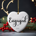 Ornamento De Cerâmica Presente personalizado de Noivado para o Natal<br><div class="desc">Celebre uma ocasião importante com nosso presente personalizado de Noivado para o ornamento cerâmico de Natal, projetado para capturar a beleza do seu primeiro Natal juntos como um casal engajado. Esse ornamento apresenta uma elegante e minimalista design em preto e branco clássico, perfeita para quem aprecia uma estética simples e...</div>