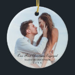 Ornamento De Cerâmica Preto Elegante Nossa Primeira Foto Envolvida no Na<br><div class="desc">Você ficou noiva este ano? Adicione uma memória à sua árvore de Natal com este adorno cerâmico elegante com a mensagem "Our First Christmas Engaged" em texto preto sobre a sua foto favorita. Use a modelo para adicionar seus nomes e ano. Este ornamento também faz um presente de excelente para...</div>