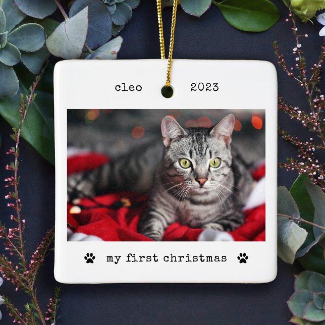 Ornamento De Cerâmica Primeira Foto de Natal de Cat com Máquina de Máqui (This sweet and simple, vintage style Christmas ornament is the perfect keepsake for your new cat)