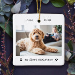 Ornamento De Cerâmica Primeira Foto de Natal do Cachorro da Máquina de D<br><div class="desc">Estes enfeites de Natal simples e minimalistas apresentam sua foto favorita do seu cachorro ou cachorrinho na frente junto com seu nome, o ano, e as palavras "meu primeiro natal" na máquina de escrever preta parecem texto com duas lindas pegadas. A parte traseira apresenta outra foto do seu animal de...</div>