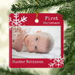 Ornamento De Cerâmica Primeira Foto Personalizada Vermelha de Natal com<br><div class="desc">Personalize este ornamento com a sua foto de família e adicione o seu nome de família juntamente com o ano para esta manutenção de Natal excelente.</div>