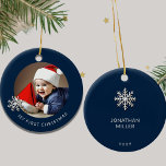 Ornamento De Cerâmica Primeira Ornação de Natal do Baby Boy Personalizad<br><div class="desc">Celebrar o feriado de estreia do seu príncipe com o primeiro ornamento de Natal deste Menino Personalizado. Projetado para seu toque único, este ornamento apresenta um encantador espaço moldado por flocos de neve para uma foto tesourada do seu bebê. "Meu Primeiro Natal" é exibido elegantemente em fontes sans-serif abaixo da...</div>