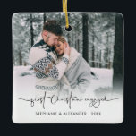 Ornamento De Cerâmica Primeiro Ano de Sobreposição de Fotografias Engaja<br><div class="desc">Primeiro Ano de Nomes de Sobreposição de Fotos Envolvidos no Natal. Excelente para comemorar seu Natal de 1rua depois de seu noivado e excelente por anos. Basta substituir a imagem de exemplo pelo seu favorito, que também está no verso e mudará simultaneamente. O Primeiro Natal Envolvido está em um script...</div>