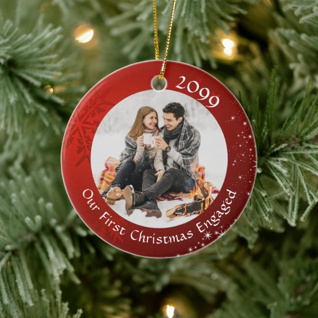 Ornamento De Cerâmica PRIMEIRO CHRISTMAS ENGAGED Red Snowflake 2 Foto (Árvore)