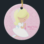 Ornamento De Cerâmica Primeiro comunhão, menina loura<br><div class="desc">Este ornamento à moda faz um primeiro presente maravilhoso ou uma lembrança do comunhão santamente. As características de design uma menina loura pequena em um vestido branco do comunhão com o véu, ajoelhando-se na oração e guardarando a miçanga cor-de-rosa do rosário. O fundo é cor-de-rosa com um teste padrão do...</div>