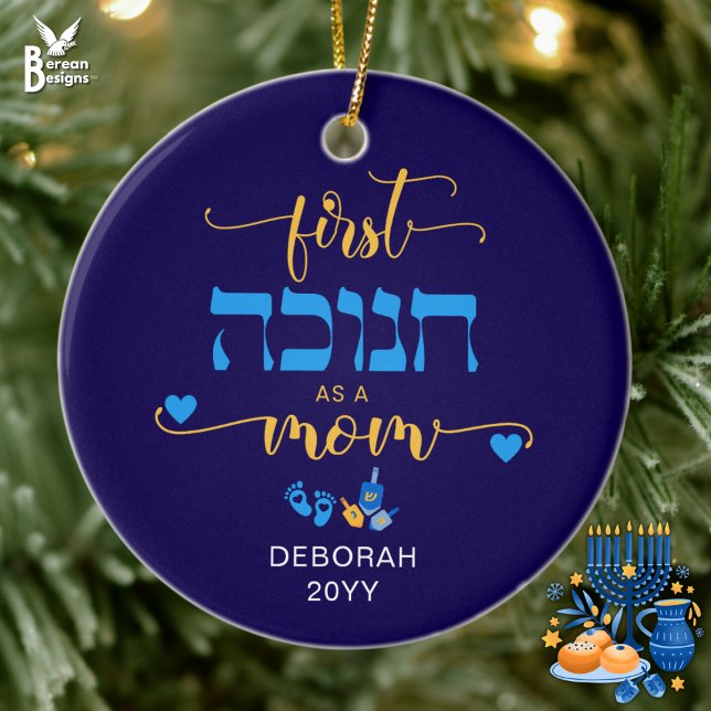 Ornamento De Cerâmica PRIMEIRO HANUKKAH personalizado como mãe (FIRST HANUKKAH AS A MOM blue personalized new mom gift ornament w/ customizable name and year)